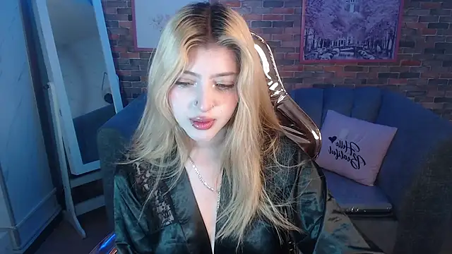 Snapshot of Kitty_fox_b chatting on January 7, 2025, 7:49 pm Kitty fox b online show from January 7, 2025, 7:49 pm