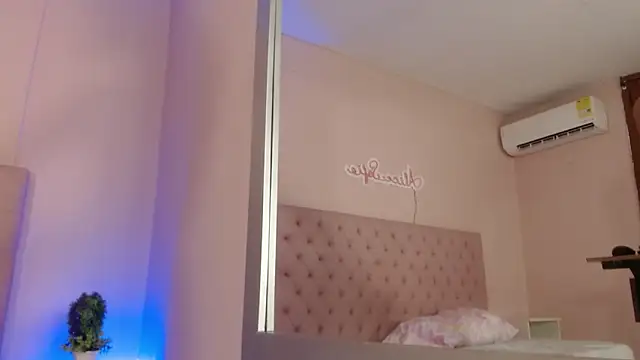 Snapshot of alice_sofia chatting on October 7, 2025, 12:02 pm alice sofia online show from October 7, 2025, 12:02 pm
