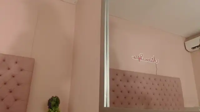 Snapshot of alice_sofia chatting on October 22, 2025, 1:33 pm alice sofia online show from October 22, 2025, 1:33 pm
