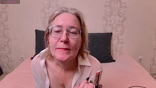 Snapshot of Moonlight_Jasmine chatting on February 6, 2025, 12:43 am Moonlight Jasmine online show from February 6, 2025, 12:43 am