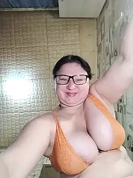 Holly-69 online show from November 7, 2025, 8:20 pm