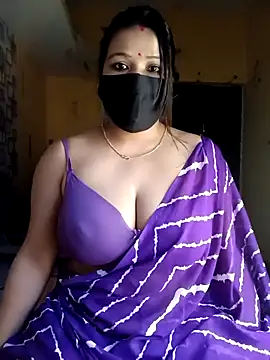 Snapshot of Radhikadavi879 chatting on September 25, 2025, 7:01 am Radhikadavi879 online show from September 25, 2025, 7:01 am