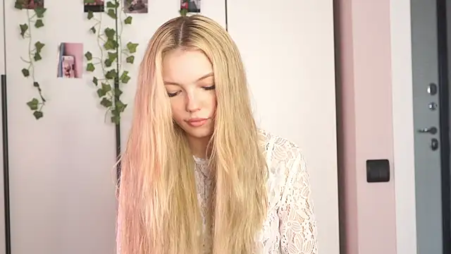norakisses online show from May 13, 2026, 7:28 am