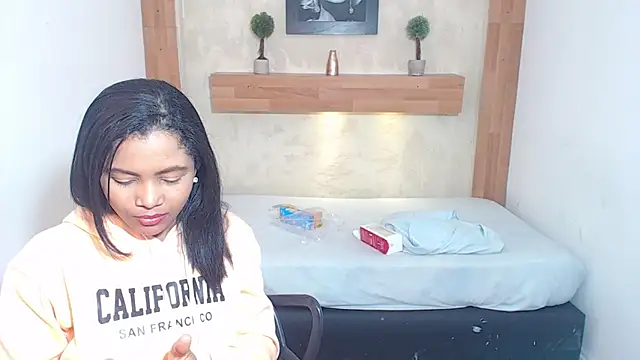 Snapshot of PenelopeShine chatting on January 12, 2025, 7:43 am PenelopeShine online show from January 12, 2025, 7:43 am
