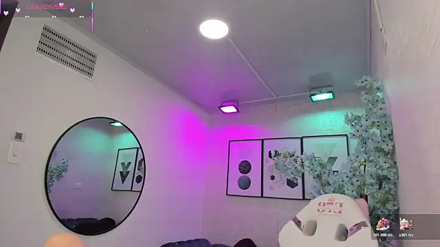 Snapshot of Tiara_rr chatting on March 8, 2026, 3:43 am Tiara rr online show from March 8, 2026, 3:43 am