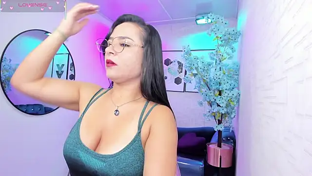 Snapshot of Tiara_rr chatting on March 24, 2026, 3:33 am Tiara rr online show from March 24, 2026, 3:33 am