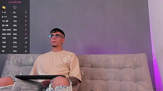 Snapshot of iamcamiloo_ chatting on January 1, 2025, 10:46 pm iamcamiloo  online show from January 1, 2025, 10:46 pm