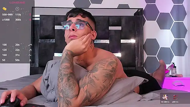 Snapshot of iamcamiloo_ chatting on February 2, 2025, 3:28 pm iamcamiloo  online show from February 2, 2025, 3:28 pm