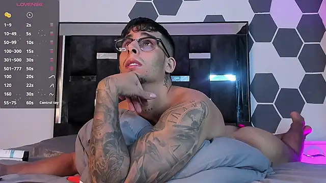 Snapshot of iamcamiloo_ chatting on February 4, 2025, 6:36 am iamcamiloo  online show from February 4, 2025, 6:36 am