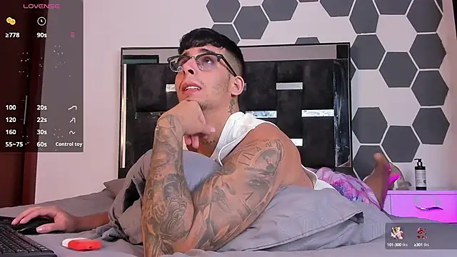 Snapshot of iamcamiloo_ chatting on February 6, 2025, 2:44 am iamcamiloo  online show from February 6, 2025, 2:44 am