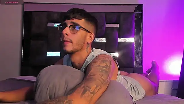 Snapshot of iamcamiloo_ chatting on March 6, 2025, 12:54 am iamcamiloo  online show from March 6, 2025, 12:54 am