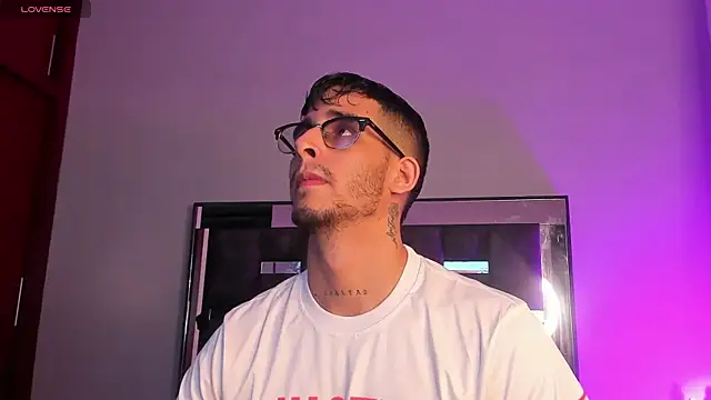 Snapshot of iamcamiloo_ chatting on March 7, 2025, 4:24 am iamcamiloo  online show from March 7, 2025, 4:24 am