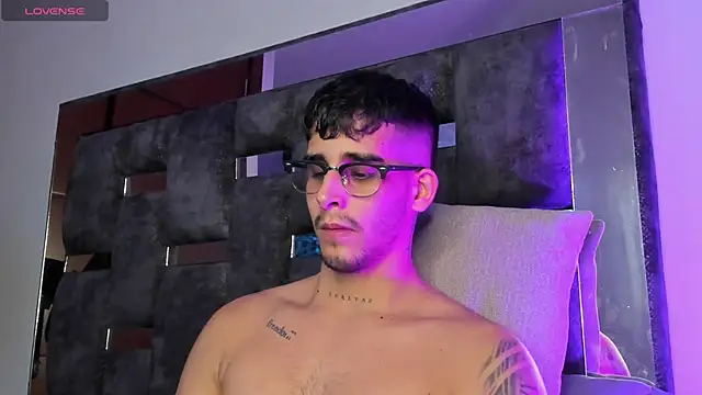 Snapshot of iamcamiloo_ chatting on March 19, 2025, 3:52 am iamcamiloo  online show from March 19, 2025, 3:52 am