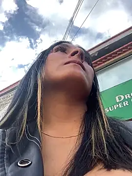 Snapshot of cami_leon chatting on January 9, 2025, 9:47 pm cami leon online show from January 9, 2025, 9:47 pm