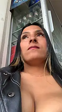 Snapshot of cami_leon chatting on January 10, 2025, 1:21 am cami leon online show from January 10, 2025, 1:21 am