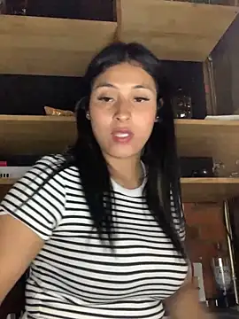 Snapshot of cami_leon chatting on January 10, 2025, 11:50 pm cami leon online show from January 10, 2025, 11:50 pm