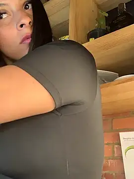 Snapshot of cami_leon chatting on February 12, 2025, 11:20 pm cami leon online show from February 12, 2025, 11:20 pm