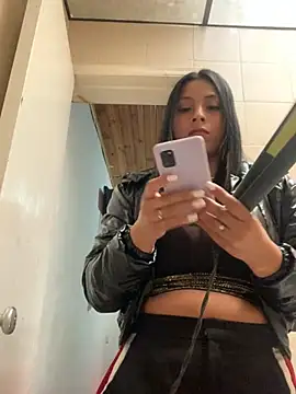 Snapshot of cami_leon chatting on February 25, 2025, 7:36 pm cami leon online show from February 25, 2025, 7:36 pm