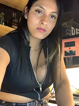 Snapshot of cami_leon chatting on February 28, 2025, 5:04 am cami leon online show from February 28, 2025, 5:04 am