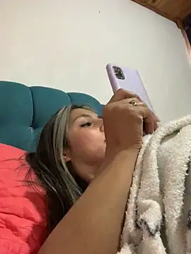 Snapshot of cami_leon chatting on March 21, 2025, 5:34 pm cami leon online show from March 21, 2025, 5:34 pm