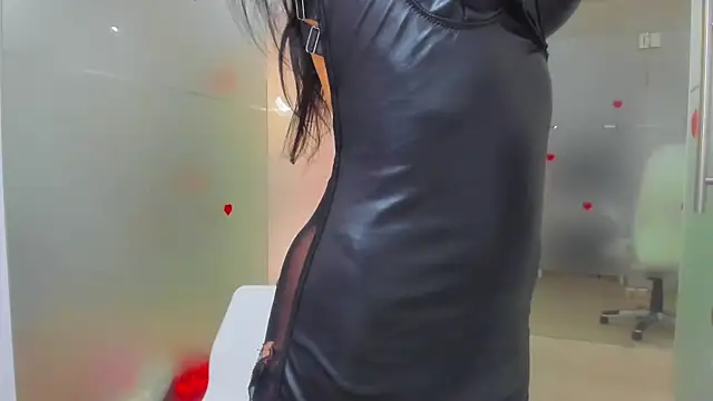 Snapshot of Queenrafaella chatting on May 5, 2026, 10:01 am Queenrafaella online show from May 5, 2026, 10:01 am