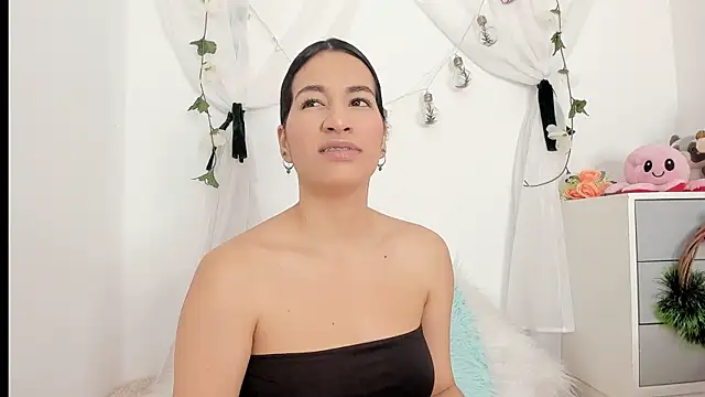 Snapshot of Sara_Kurt chatting on December 20, 2024, 12:16 pm Sara Kurt online show from December 20, 2024, 12:16 pm