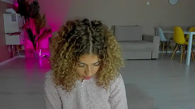 CurlyAnt0 online show from November 12, 2025, 11:14 pm