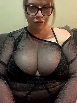 curvy-Ruby-Uk online show from December 2, 2024, 10:34 pm