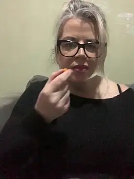 curvy-Ruby-Uk online show from December 8, 2024, 3:24 pm
