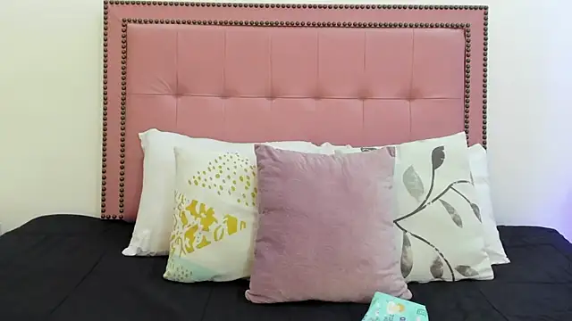 Snapshot of CarolinaGlamour chatting on February 10, 2025, 7:49 pm CarolinaGlamour online show from February 10, 2025, 7:49 pm