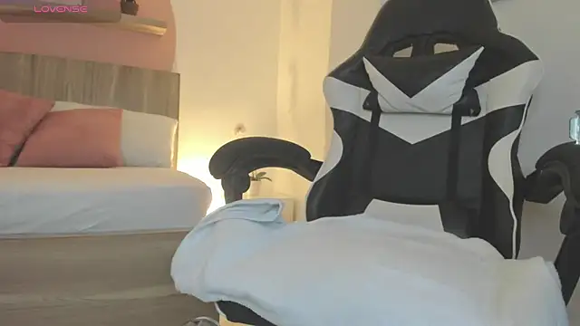 evelin leroy online show from March 13, 2026, 12:01 pm