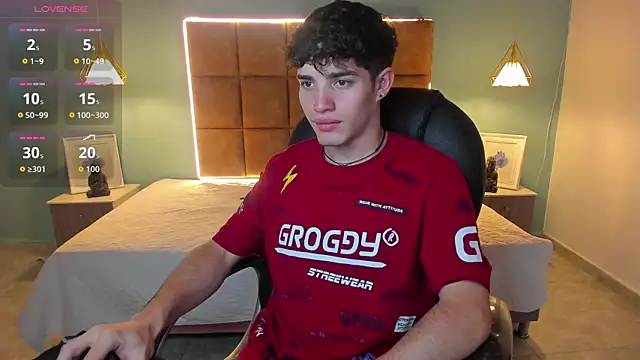 AlejooTwink online show from October 28, 2025, 1:42 am