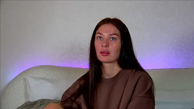 AlexandraBloom online show from October 11, 2025, 6:28 pm