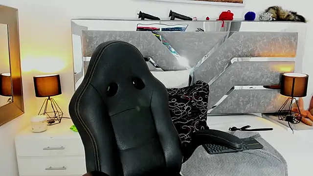 Slut Milf  online show from May 4, 2026, 7:43 pm