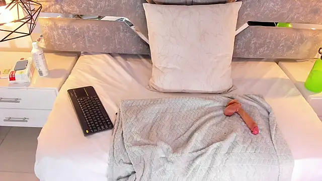 Slut Milf  online show from June 17, 2026, 5:36 pm