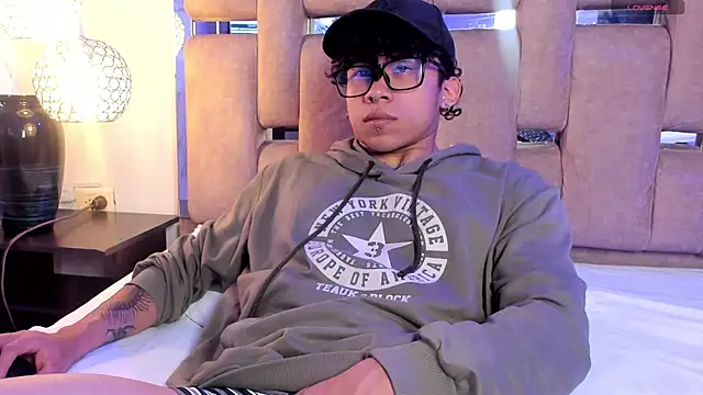 AkazaBoy  online show from February 23, 2026, 4:32 am