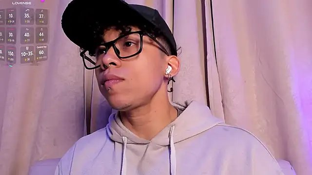 AkazaBoy  online show from March 18, 2026, 4:59 am