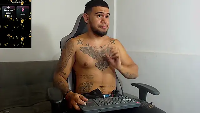 Snapshot of Aaron_Hunter_ chatting on October 1, 2025, 8:42 am Aaron Hunter  online show from October 1, 2025, 8:42 am