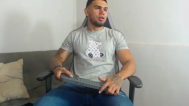 Snapshot of Aaron_Hunter_ chatting on October 7, 2025, 3:53 pm Aaron Hunter  online show from October 7, 2025, 3:53 pm