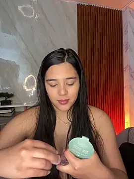 floriamANDjazmin online show from May 5, 2026, 7:11 pm
