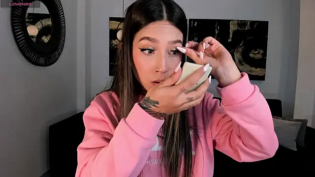 TaraLawrence online show from September 26, 2025, 3:10 am