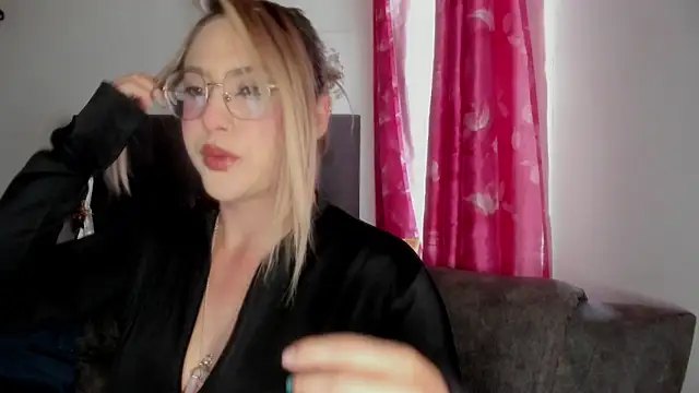 Snapshot of miss_julietaa chatting on October 21, 2025, 12:39 pm miss julietaa online show from October 21, 2025, 12:39 pm