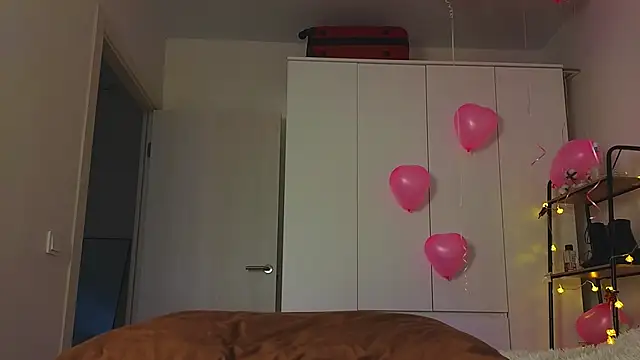 Snapshot of Lili_Roze_ chatting on February 15, 2026, 7:51 am Lili Roze online show from February 15, 2026, 7:51 am