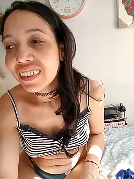 KimPielCanela online show from January 14, 2025, 2:43 pm