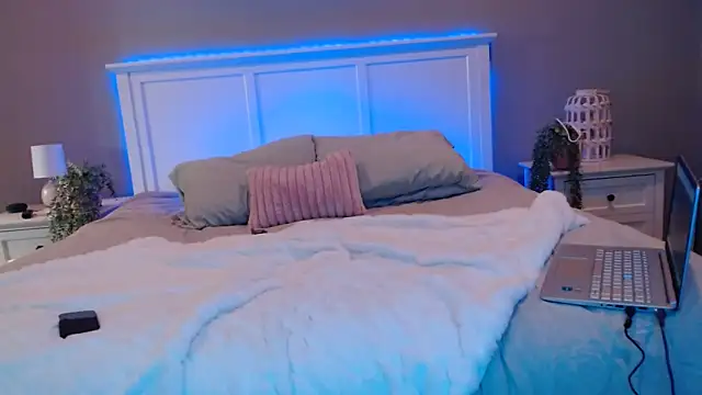 Naughty pussy2cum online show from January 3, 2025, 10:29 pm