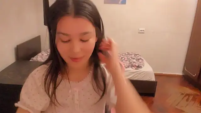 Snapshot of LunaXmii chatting on March 3, 2025, 10:20 pm LunaXmii online show from March 3, 2025, 10:20 pm