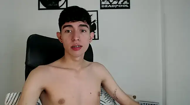 Snapshot of Andy_hot19 chatting on December 18, 2024, 2:32 am Andy hot19 online show from December 18, 2024, 2:32 am