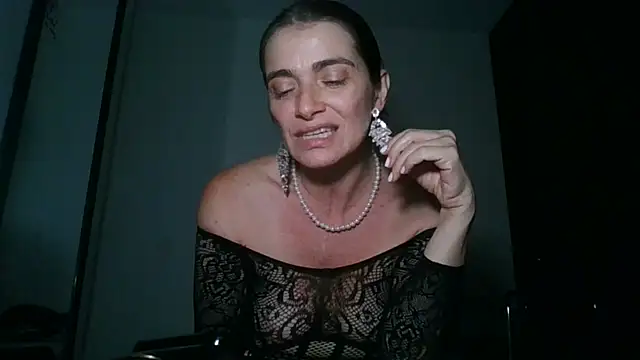 Snapshot of Liloo8923 chatting on December 6, 2024, 12:45 am Liloo8923 online show from December 6, 2024, 12:45 am
