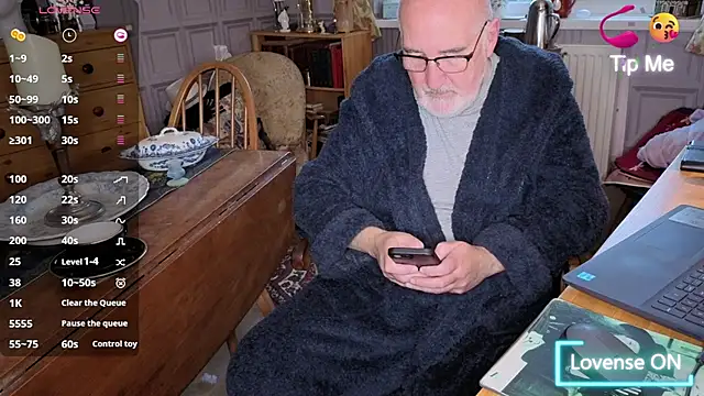 Adamdaddybear online show from October 29, 2025, 7:32 am