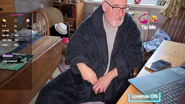 Adamdaddybear online show from November 15, 2025, 9:28 am